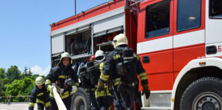 Пожарникари