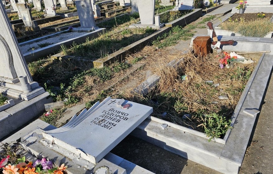 Сподели75 надгробни плочи в гробищния парк на Нова Загора са
