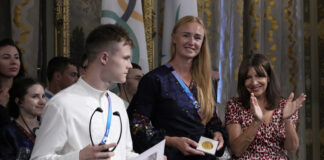 Кметицата на Париж Ан Идалго (вдясно) аплодира украинските спортисти на церемонията в парижкото кметство