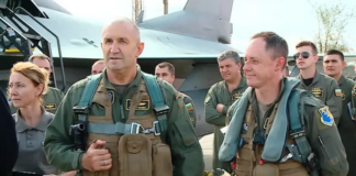 Президентът Радев полетя с F-16