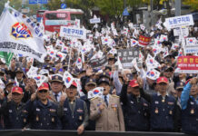 Членове на Асоциацията на ветераните от войната в Корея и Виетнам на митинг в Сеул срещу разполагането на севернокорейски войски в Русия,