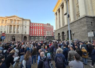 В триъгълника на властта се провежда протест „#Кой прегрупира главните прокурори“