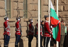 Издигнаха националния флаг пред президентството по случай Деня на народните будители