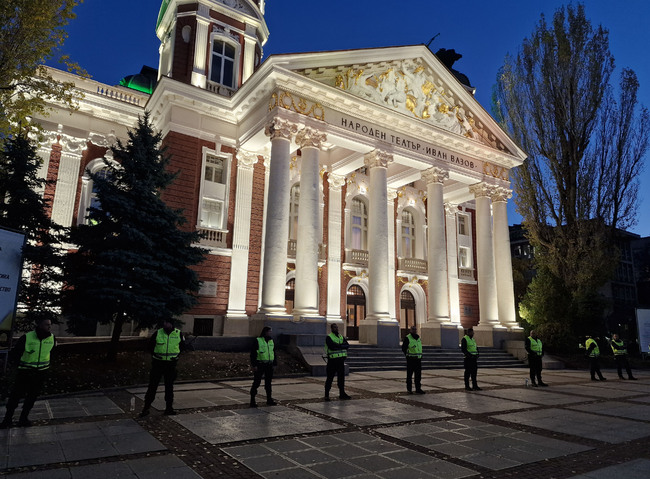 СподелиПостановката Оръжията и човекът с режисьор Джон Малкович ще се