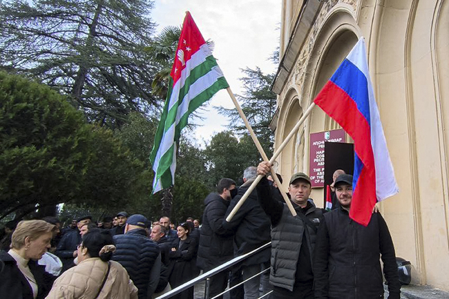 СподелиПротестиращи опозиционери превзеха днес сградите на парламента президентството и правителството