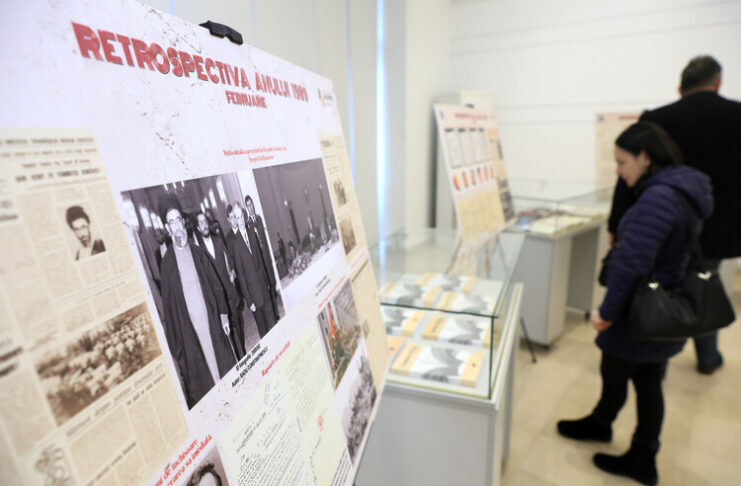 Аджерпрес: Изложба „Ретроспектива на 1989 г.“ – снимки, новинарски текстове и документи, беше открита в библиотеката на Румънската академия