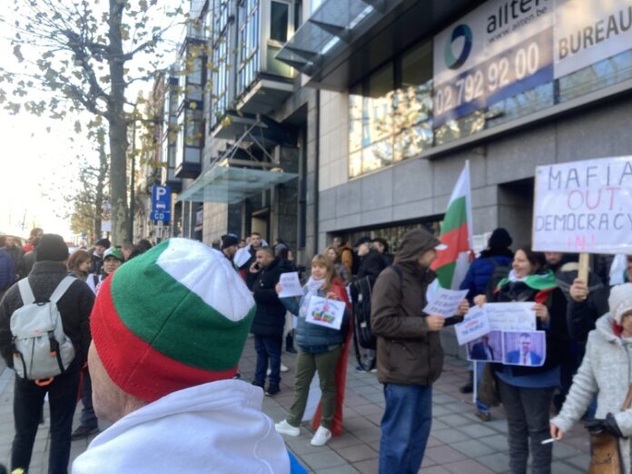 Българи, организирани от партия "Величие", протестират в Брюксел срещу политическата обстановка у нас