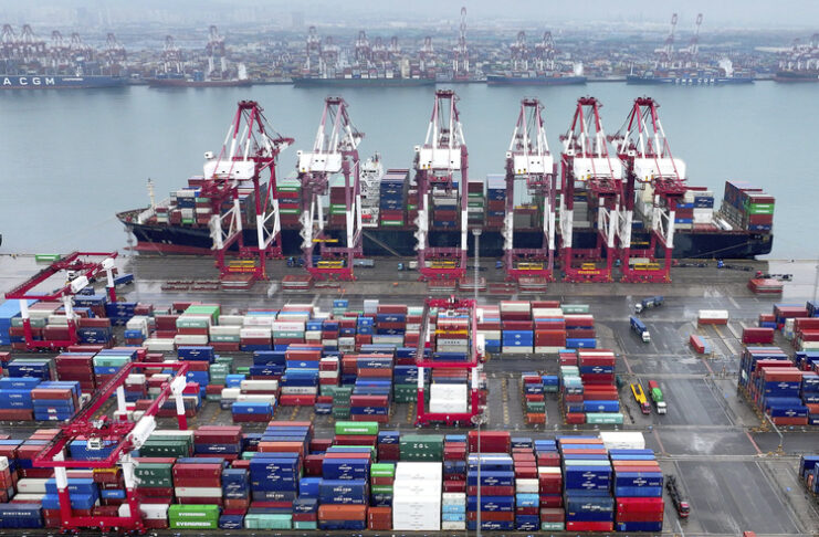 Чуждите инвестиции в Китай спадат с близо 30 на сто през първите десет месеца на годината