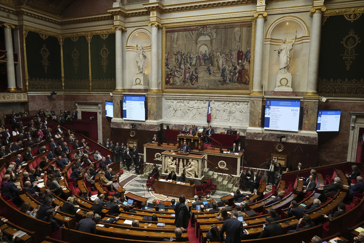 Френският парламент прие специален закон, който да компенсира липсата на бюджет за 2025 г.