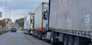 Интензивен е трафикът на някои от граничните пунктове с Румъния, Сърбия и Турция за товарни автомобили