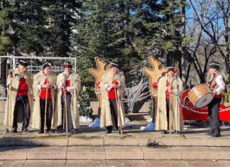 Коледарски благослов огласи площад "Бялата лястовица" в Генерал Тошево в навечерието на Рождество Христово