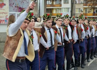 На Коледа земята в Ямбол се тресе под ритъма на мъжкия коледарски буенек