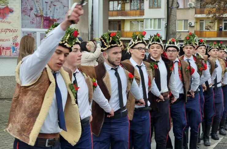 На Коледа земята в Ямбол се тресе под ритъма на мъжкия коледарски буенек