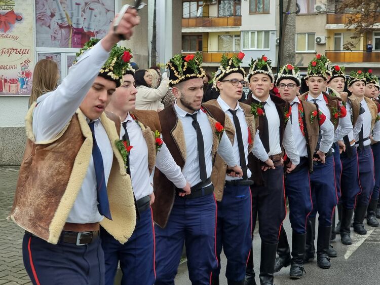 На Коледа земята в Ямбол се тресе под ритъма на мъжкия коледарски буенек