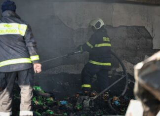 Трима души са загинали при пожар във вагон на Централната жп гара в София