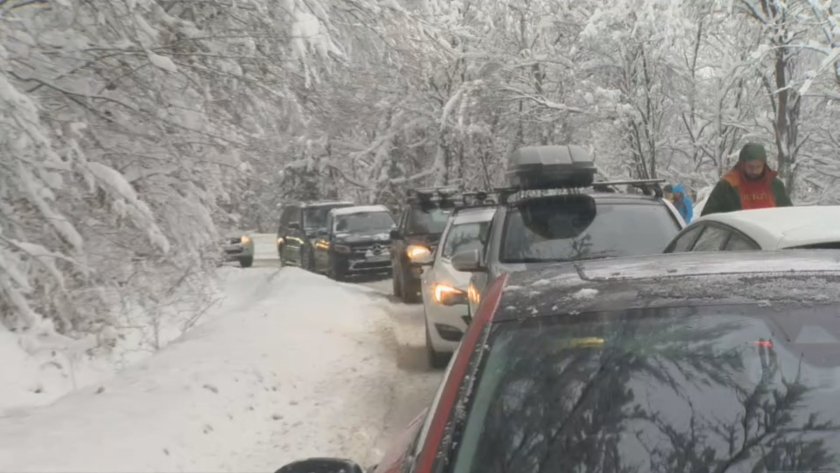 СподелиОбилните снеговалежи от вчера доведоха до нарушения на електрозахранването на