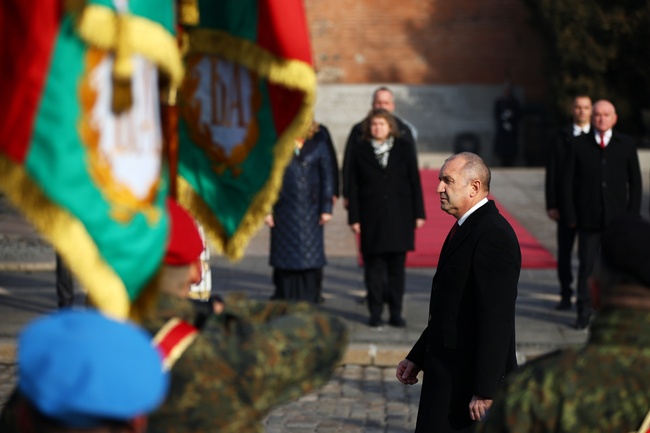 СподелиПред паметника на Незнайния воин в София днес беше отслужен