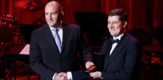 Държавният глава Румен Радев връчи Почетния знак на президента на генералния директор на БНР Милен Митев за 90-ата годишнина на радиото