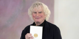 Диригентът Саймън Ратъл ще получи наградата за музика „Ернст фон Сименс“