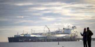 ЕС няма да забрани вноса на руски втечнен природен газ, ако не осигури алтернативни източници на доставка, посочват дипломати