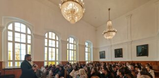 Когато вземете решение да излезете от България, трябва да помислите какво ще видите в чужбина и да се върнете да го приложите в родината си, за да станете успешни, каза на среща с ученици Кирил Вълчев