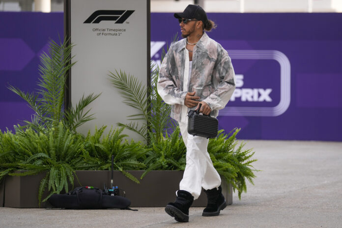 Люис Хамилтън се появи за пръв път в базата на Люис Хамилтън се появи за пръв път в базата на Ферари