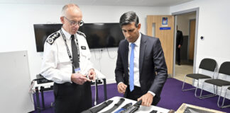 Момче на 14 години почина, след като беше намушкано с нож в автобус в Лондон