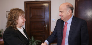 Председателят на Народното събрание Наталия Киселова разговаря с посланика на САЩ в България Кенет Мертен