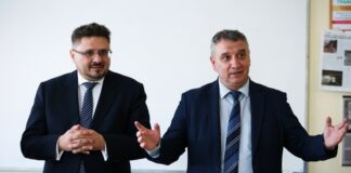 Ректорът на УНСС проф. Димитър Димитров поздрави генералния директор на БТА Кирил Вълчев за 60 години от излизането на списанието ЛИК