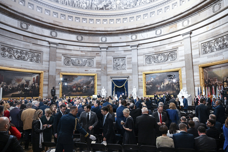 СподелиВ Ротондата на американския Конгрес се събраха множество хора в
