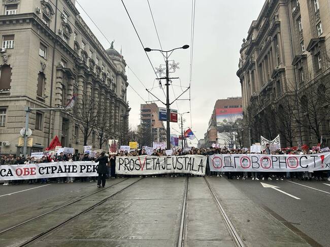 СподелиРъководена от студенти стачка затвори множество фирми и извади десетки