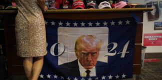 Тръмп представя официалната си снимка, поразително приличаща на снимката му от ареста