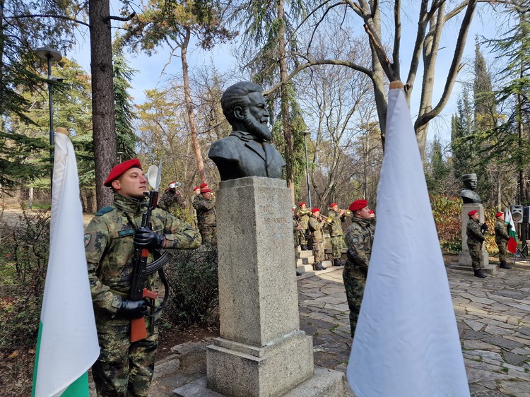 СподелиС общоградски ритуал за полагане на цветя и венци пред