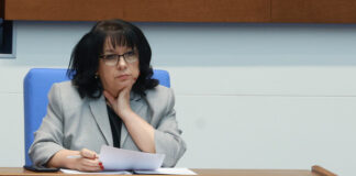 Въпросът с обозначаването на цените едновременно в левове и евро е уреден в Закона за въвеждане на еврото в България, припомни Теменужка Петкова