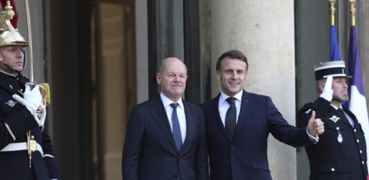 Германският канцлер Олаф Шолц и френският президент Еманюел Макрон преди началото на срещата в Елисейския дворец, 17 февруари 2025 г