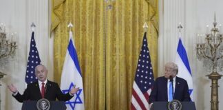 Израелският премиер Бенямин нетаняху отговаря на въпроси по време на пресконференция с президента на САЩ Доналд Тръмп в Белия дом