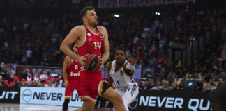 Александър Везенков отбеляза 26 точки и остана на една борба от дабъл-дабъл при победа на Олимпиакос срещу Анадолу Ефес