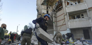 Четирима души загинаха, а поне 20 са ранени при руски въздушен удар над Харковска област