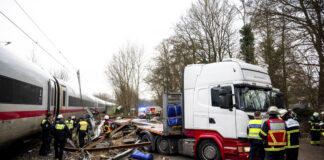 Дванадесет души ранени при сблъсък на влак с камион край Хамбург