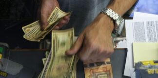 Еврото започва седмицата с повишение