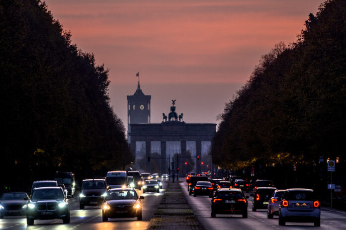 Икономическата активност на компаниите от еврозоната се завърна към растеж през януари, сочи ключово проучване