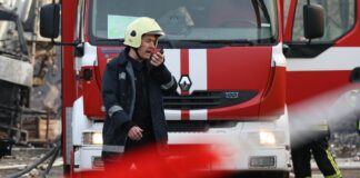 Избухна пожар в склад за дървени палети в София