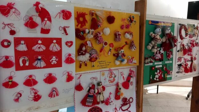 Изложба с най-хубавите експонати от конкурса „Баба Марта бързала, мартенички вързала“ беше открита днес в Стара Загора