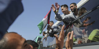 Израел започна да освобождава палестински затворници в замяна на пускането на трима заложници