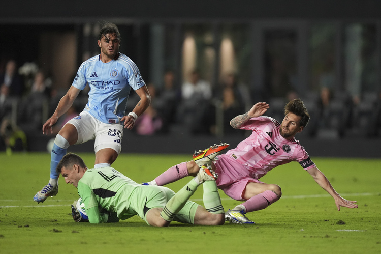 СподелиТаласко Сеговия реализира изравнителния гол в десетата минута на добавеното