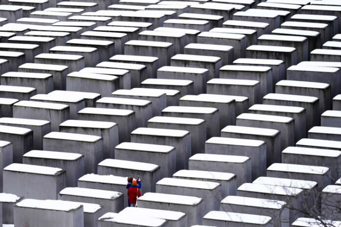 Мъж беше намушкан с нож при Мемориала на Холокоста в Берлин, съобщи полицията