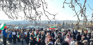 Над 200 души протестираха в Бобов дол срещу ограничаването на достъпа до работните помещения на две фирми от собственик на промишлено предприятие