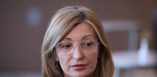 Недопустимо е да се поругава сградата на Европейската комисия - все едно да палим и рушим собствения си дом, написа Екатерина Захариева