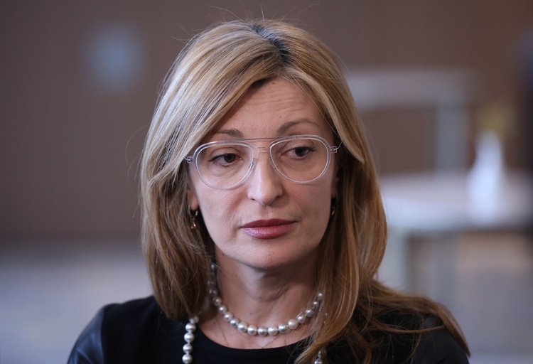 СподелиНе мога да повярвам на видеоматериалите от събитията пред представителството