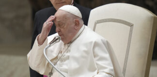 ОБНОВЕНА Лечението на папата е променено, за да се справи с "усложнена" клинична картина, съобщи Ватиканът